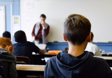 Joven es hostigado y expulsado de su colegio por compartir su fe en Jesús con otros